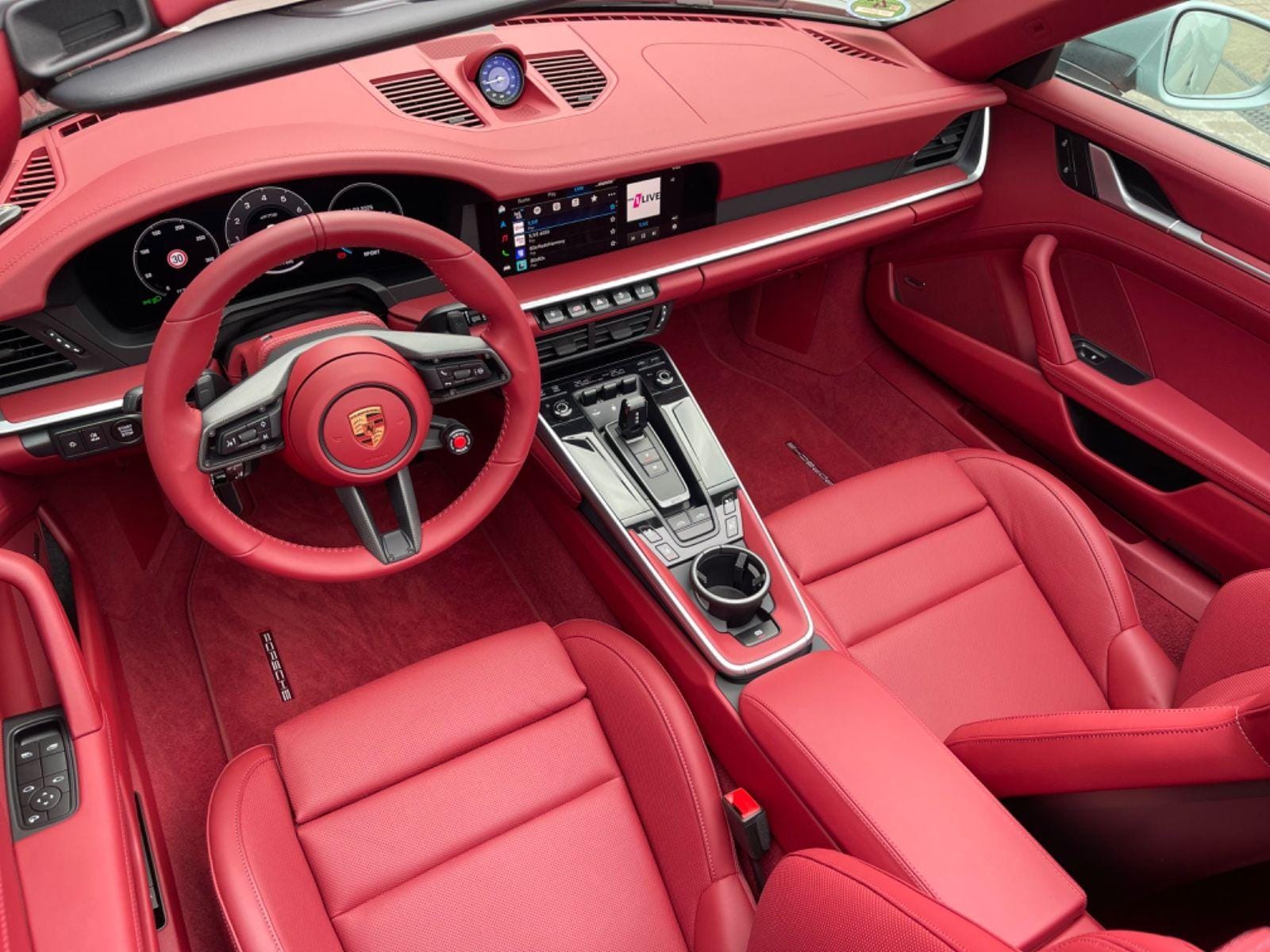 레드 가죽으로 마감된 911 타르가 4 GTS 실내 · 사진 | Porsche AG