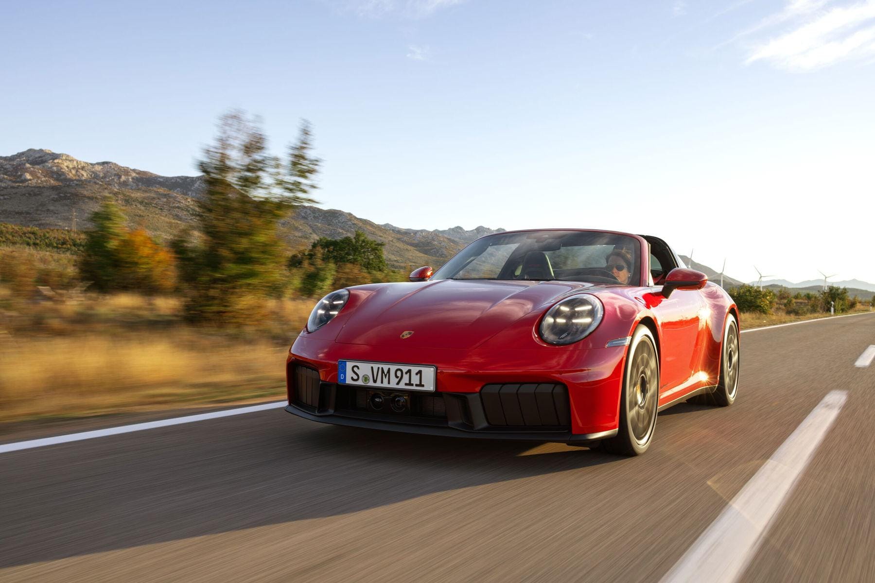 타르가 톱을 연 채 산길을 달리는 911 타르가 4 GTS · 사진 | Porsche AG