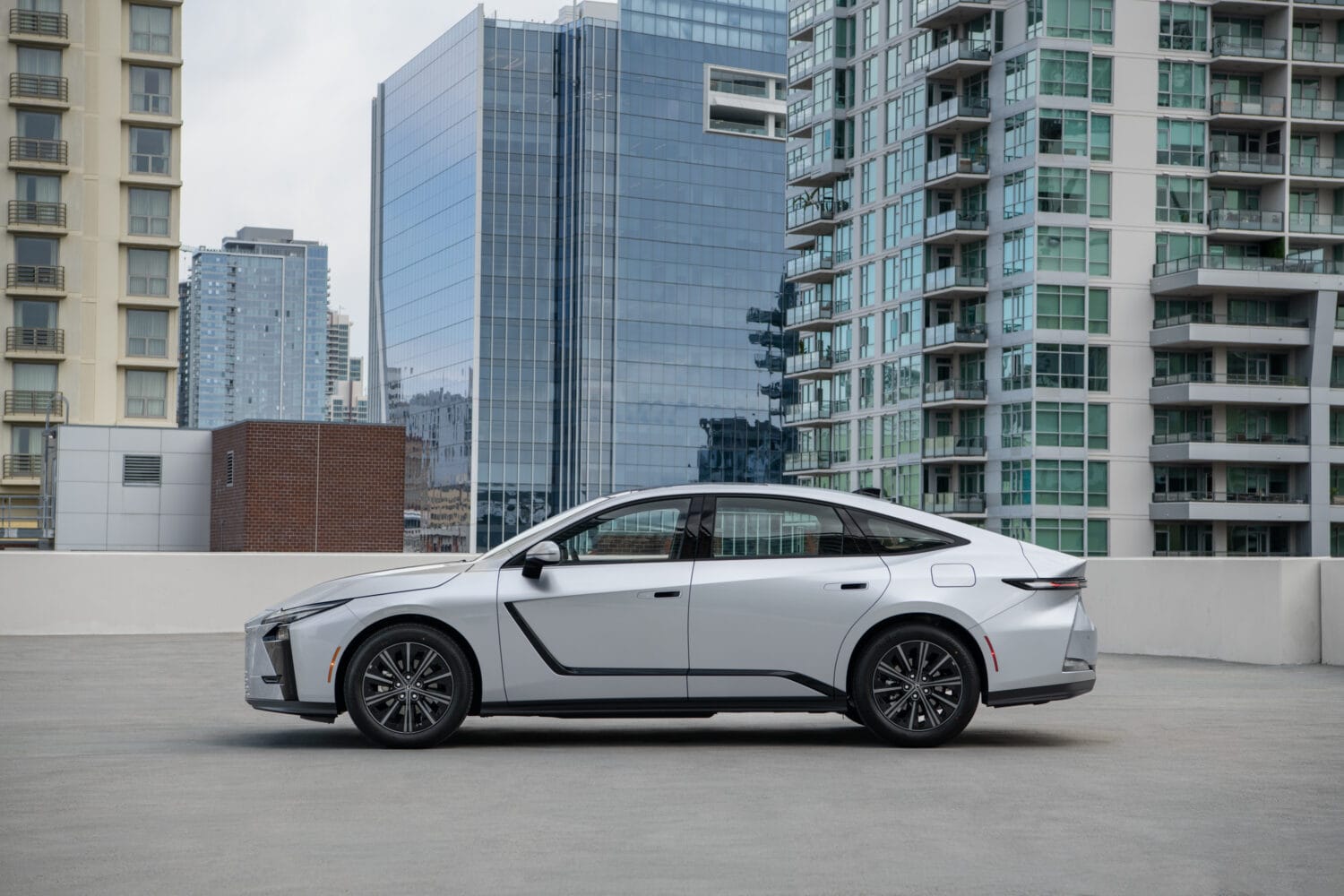 기존보다 훨씬 날렵해진 신형 ES의 실루엣 · 사진 | Lexus Global