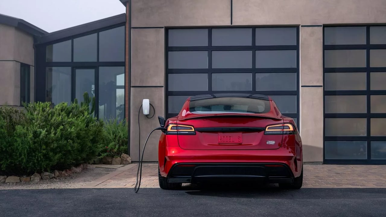 충전 중인 신형 테슬라 모델S · 사진 | Tesla