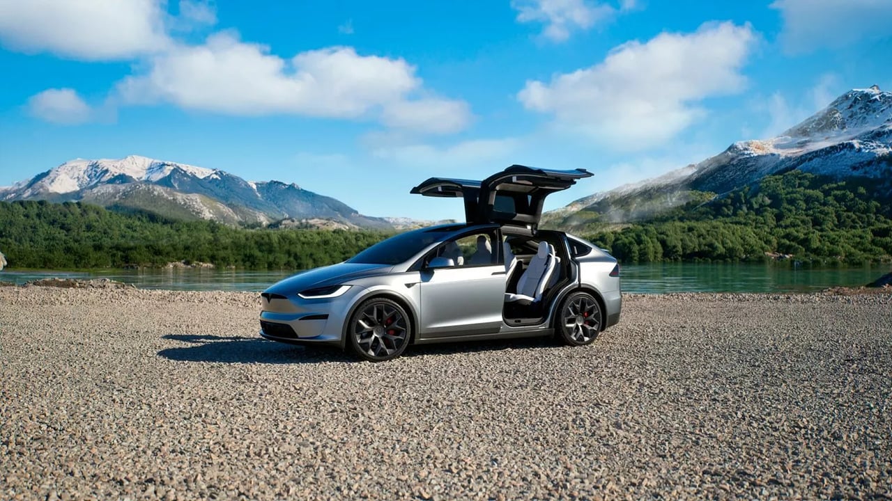 활짝 열린 팔콘윙 도어. 힌지 주변과 개폐부 마감에 스트레스가 몰린다 · 사진 | Tesla