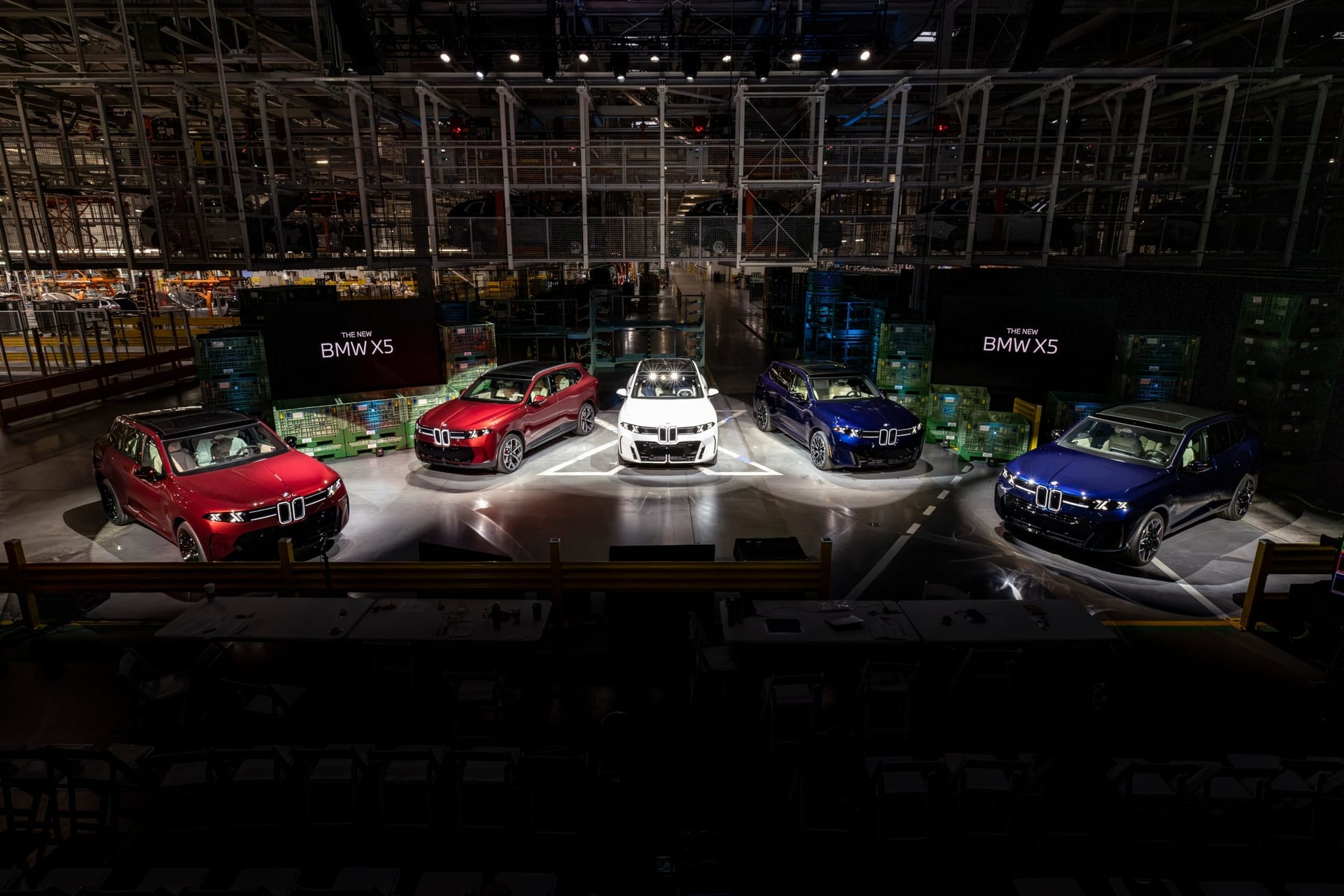 2026년 6월 30일 공개 행사에 오른 2027년형 BMW X5 5개 컬러 라인업 · 사진 | BMW Group
