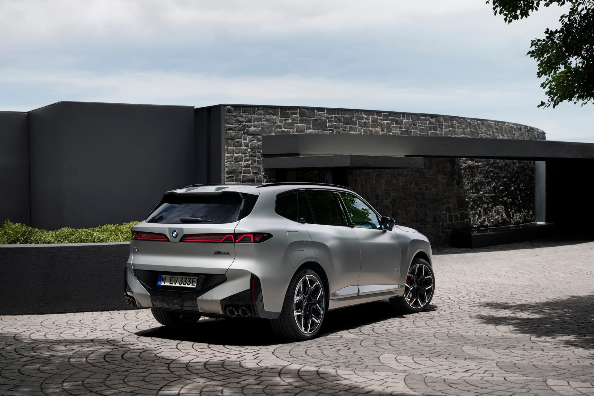 2027년형 X5 M60e xDrive 후면, X자 테일램프와 쿼드 배기 디자인이 보인다 · 사진 | BMW Group