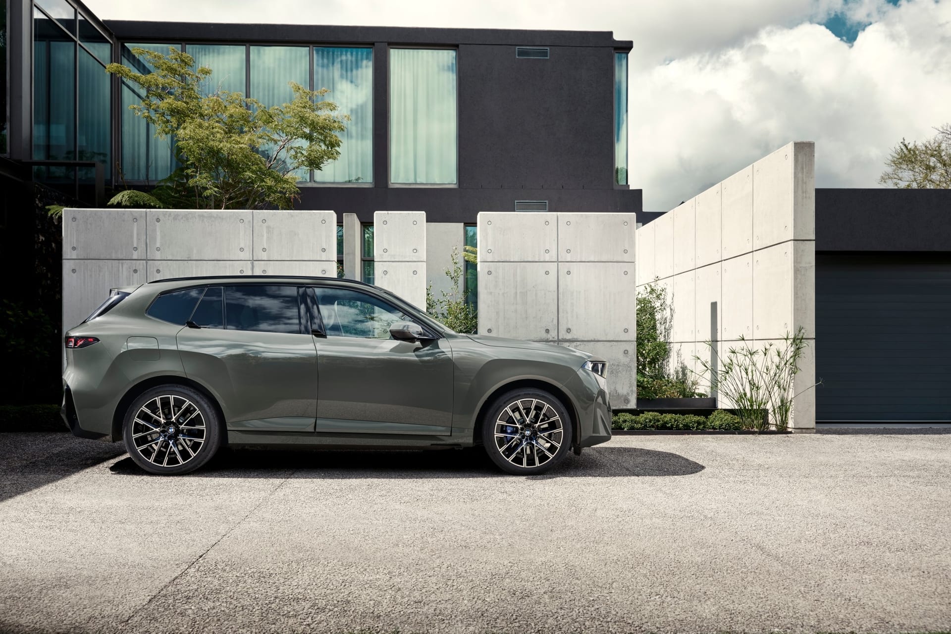 올리브 그린 컬러의 iX5 60 xDrive 측면, 캐릭터 라인과 낮아 보이는 전고가 특징 · 사진 | BMW Group