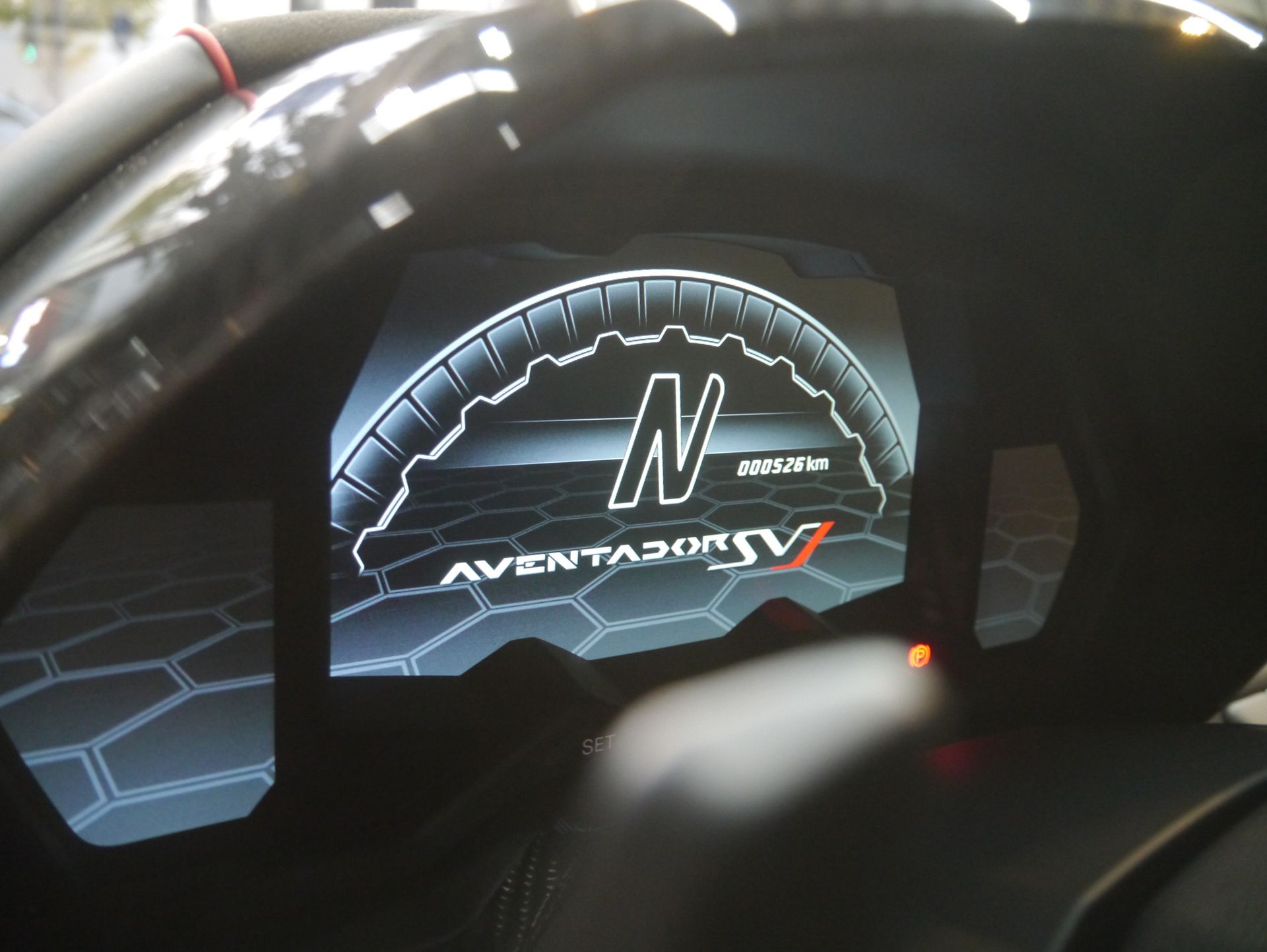 작업 후에도 그대로 남아 있던 주행거리 526km와 AVENTADOR SVJ 표시