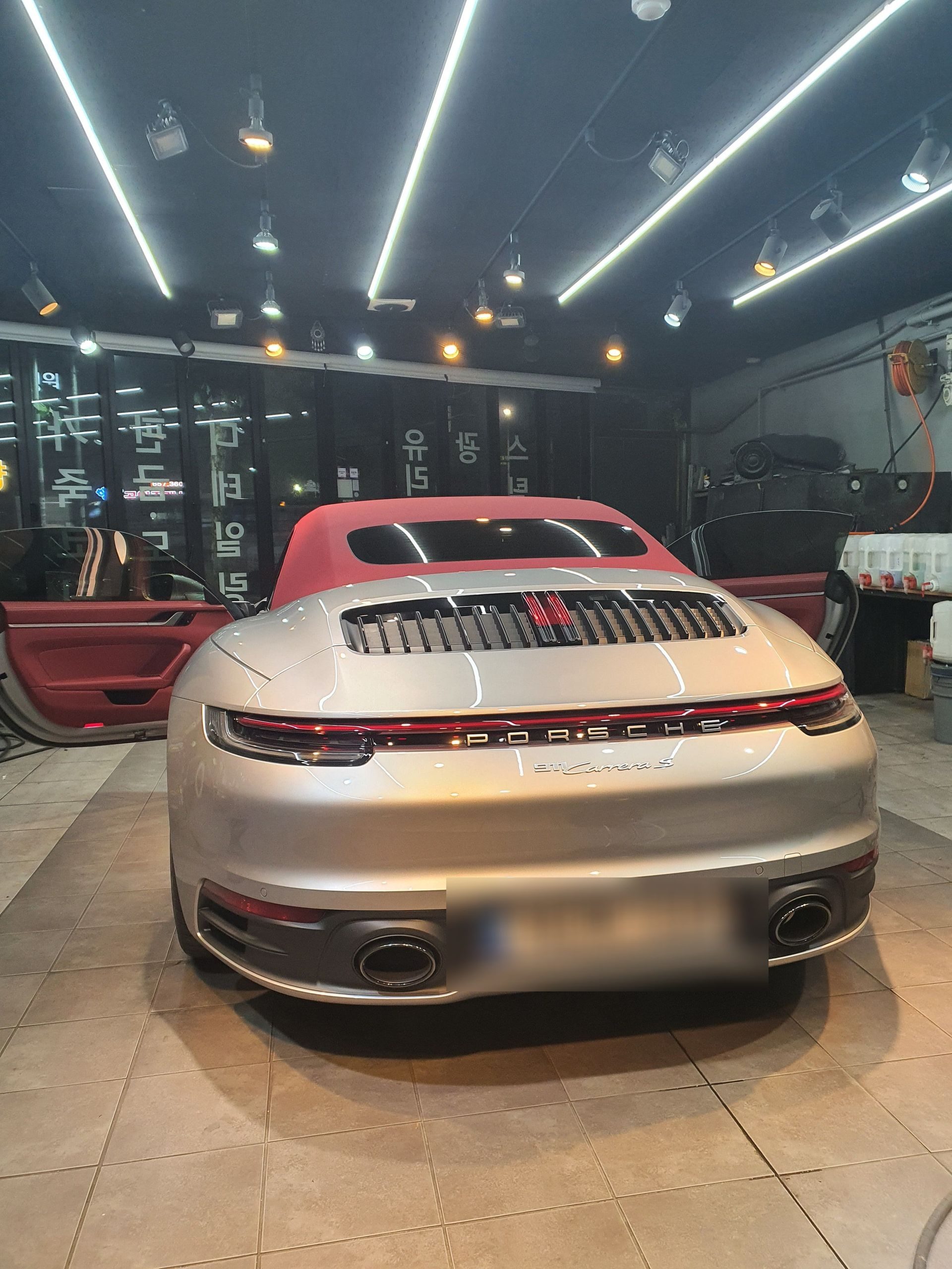 911 카레라 S 카브리올레. 보증 기간 안팎으로 오너들의 정비 선택이 확실히 갈리는 걸 여러 번 봤습니다