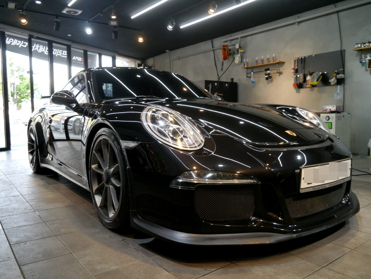 숍에 자주 들어오던 911 GT3. 관리가 잘 된 차와 방치된 차는 몇 년만 지나도 확연히 갈립니다